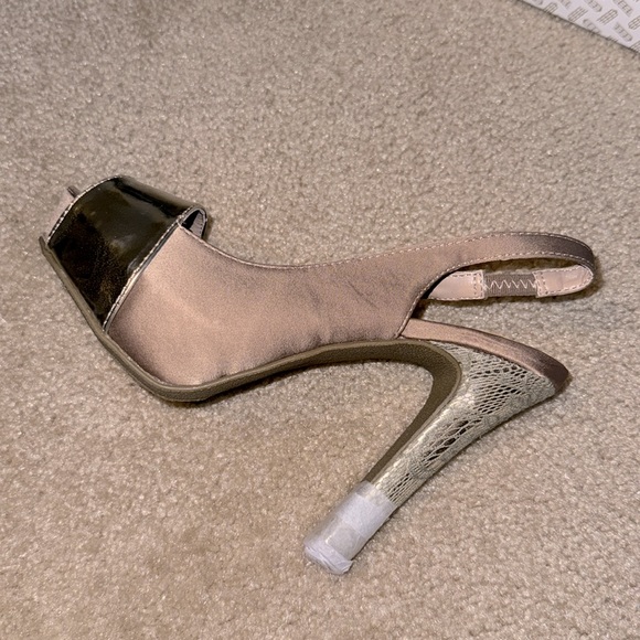 Heels, Gorgeous beige satin w/gold accents by Paula Abdul, size 7 - Picture 5 of 11